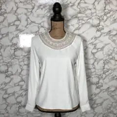 美品　LELIC／首元レースバックボタンブラウス　オフ白