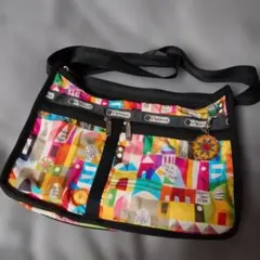 LeSportsac カラフルショルダーバッグ(チャーム付き)