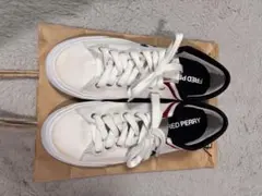FRED PERRY ホワイト スニーカー