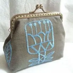 ハンドメイド　がま口ポーチ　小物入れ　刺繍花柄