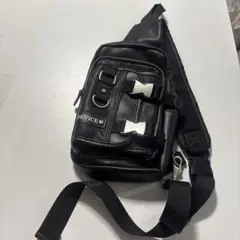 DEVICE ブラック スリングバッグ