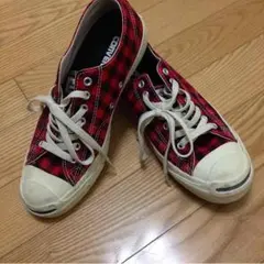 値下げした赤黒チャックのスニーカー