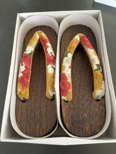 花柄鼻緒の木製下駄