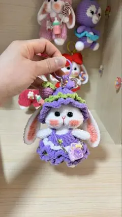 可愛いウサギのキーホルダー、あみぐるみ。