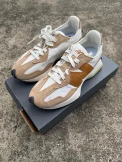 New Balance スニーカー ベージュ ホワイト 327のサムネイル