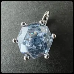 青色宝石のネックレストップ　トップのみ　チェーン無し　キラキラ　ブルー