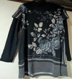 ❣️ 花柄ビジュー装飾　長袖カットソー M−Lサイズ ❣️
