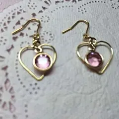 揺れるハート型ピアス