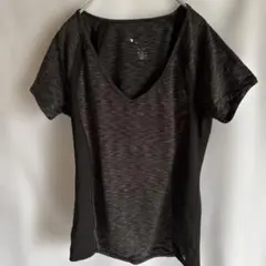 Vネック半袖Tシャツ 黒とグレーのストライプスポーツTシャツ