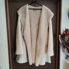 フード付きクリーム色ロングコート