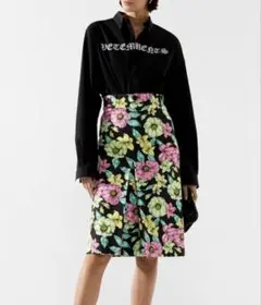 【新品】BALENCIAGA ロゴフラワープリントスカートのサムネイル
