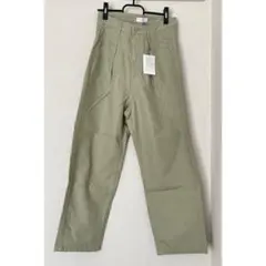 カーキ チノパンツ
