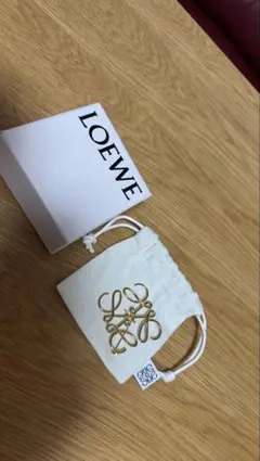 LOEWE アナグラム ブローチ ゴールドのサムネイル