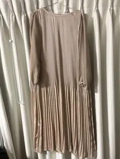 ACYM ピンクベージュプリーツワンピースFのサムネイル