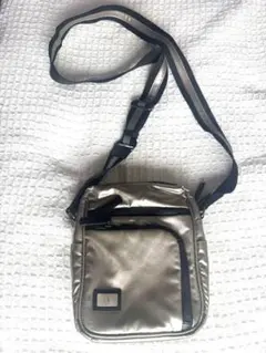 美品Calvin Klein CK ショルダーバックメタリックシルバー斜め掛のサムネイル