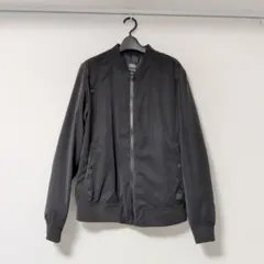 黒のナイロンボンバージャケット