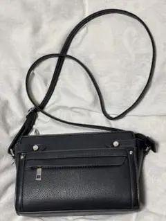 ブラックショルダーバッグ フロントポケット付き