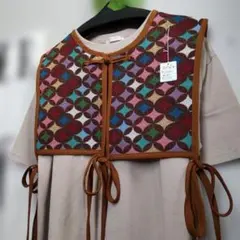 新品未使用品マルチカラーベスト 幾何学模様トレンドのショート丈 レイヤーで活躍