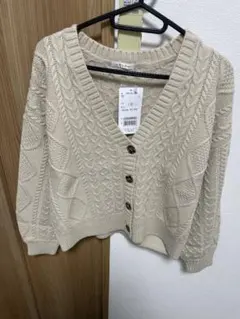 新品タグ付き　Honeys ケーブル編Vカーデ　M