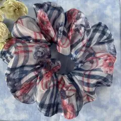 ハンドメイドシュシュ　オーガンジー　ネイビーチェック赤花