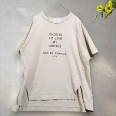 【アズール】（S）ベージュ・ ロゴプリントTシャツ ・スリット入り