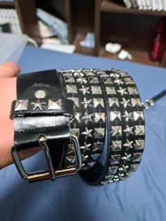 スタッズ付きブラックレザーベルト