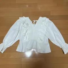 【最終値下げ】フリルブラウス ホワイト 長袖のサムネイル