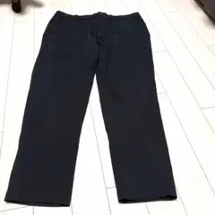 ギリギリ価格。ユニクロの速乾性、伸縮性ある履きやすい黒パンツ