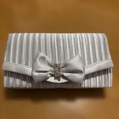 リボン付きシルバークラッチバッグ