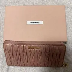 miu miu マテラッセ ラウンドファスナー長財布のサムネイル