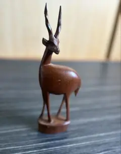 ガゼルの木彫りの置物