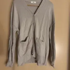 ベージュ ボタン付きカーディガン