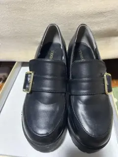 バックル付きブラックローファー