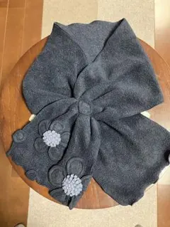 お花の飾りのついた マフラー紺色