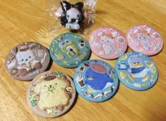刺繍缶バッジ7個セットとフィギュア