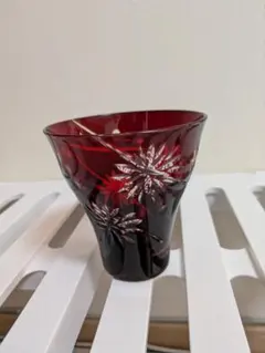 赤い花柄模様の江戸切子(ガラスコップ)
