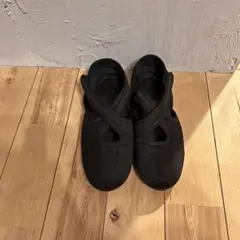 ブラック クロスストラップ バレエシューズ