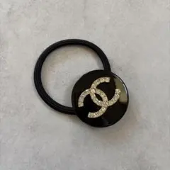 【新品】 ヘアゴム ロゴチャーム付き ブラック ラインストーン