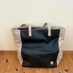 黒とベージュのトートバッグ