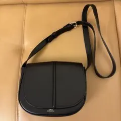 A.P.C. ブラックレザーショルダーバッグ