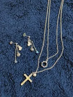 王冠、ハート、クロスのシルバー調のネックレスとピアスのセット