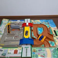 ミニカー3台、絵本1冊付き　トミカおでかけ立体マップ道路マップセット