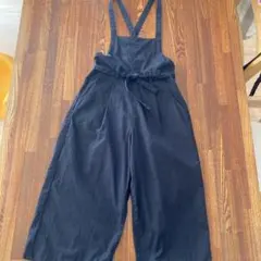 黒のオーバーオール