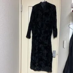 黒いフラワーパターンワンピース