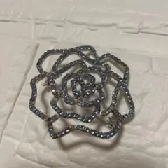 シルバー バラ型 ブローチ 青色クリスタル