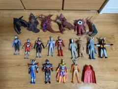 【美品】ウルトラマンシリーズ 怪獣フィギュア 19体+マントセット