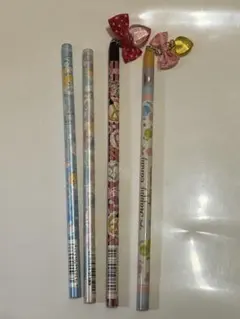 【新品未使用】鉛筆4本セット　ディズニー鉛筆&チャーム付き鉛筆