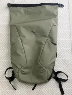 プーマ　MWQミディアム ロールトップ カーキ 22L リュックのサムネイル
