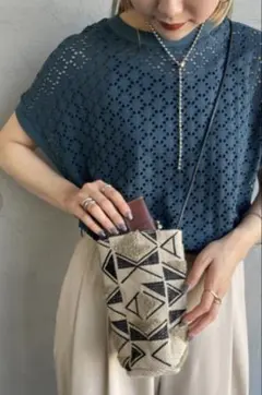 新品　beej チューブミニショルダーバッグ　ベージュ×ブラック