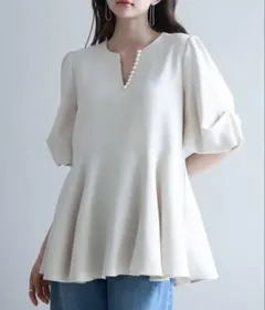 アイボリー フレア Vネック ブラウス パール付き 新品未使用 zozotownのサムネイル